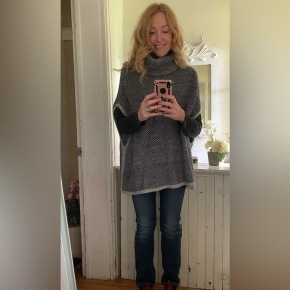 Women’s navy blue and silver knit Gap Turtle Neck Poncho size Medium - Picture 1 of 12